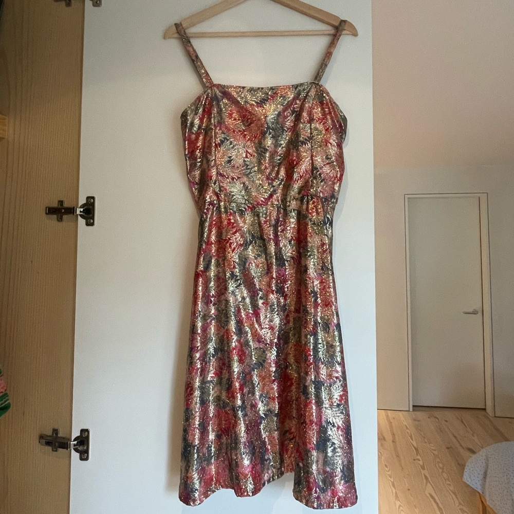 Chic Floral Midi Dress in Red and Green